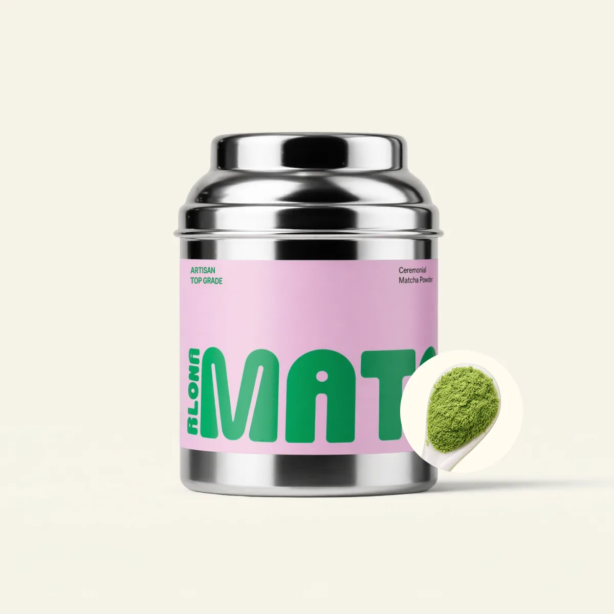 Metalowa puszka Aloha Matcha z różową etykietą i zielonym napisem, obok łyżka zielonego proszku matcha.