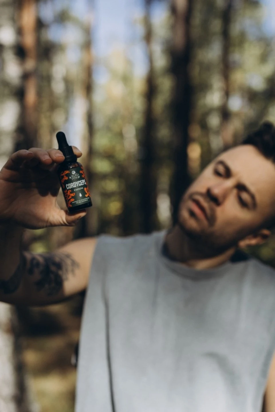 Mateusz Rosa z butelką suplementu w lesie · Cordyceps i pierwsze ultrabiegi