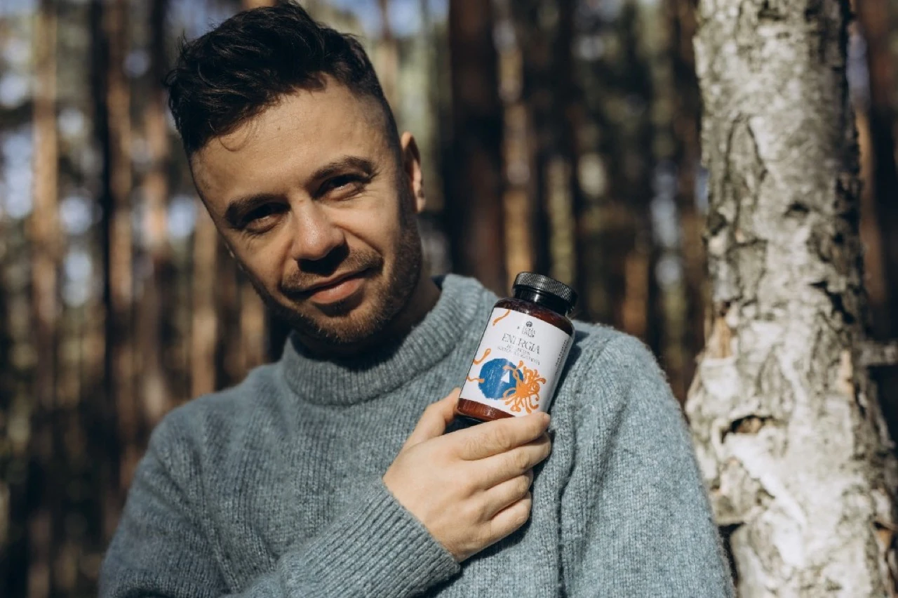 Mateusz Rosa z butelką ENERGIA w lesie · pierwsza produkcja po przedsprzedaży